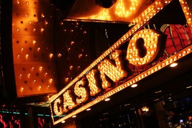 susislot mobile app interface showing slot games and live markets