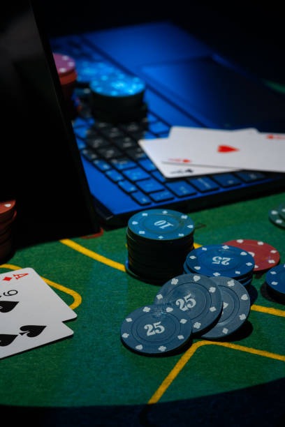 Slot game interface showing reels and payout table on susislot